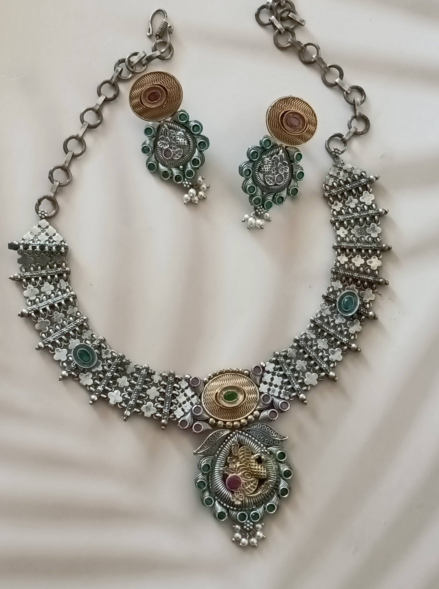 Lustrous Alloy Necklace